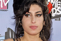 Amy-winehouses-iconic-retro-look-side